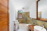 Ванная комната в The Barefoot Eco Hotel