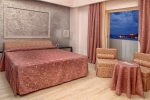 Кровать или кровати в номере Hotel Santa Lucia Le Sabbie d'Oro