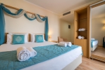 Кровать или кровати в номере Galaxy Hotel; BW Premier Collection