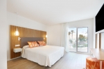 Кровать или кровати в номере Iberostar Playa de Muro