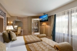 Кровать или кровати в номере Titanic Mardan Palace
