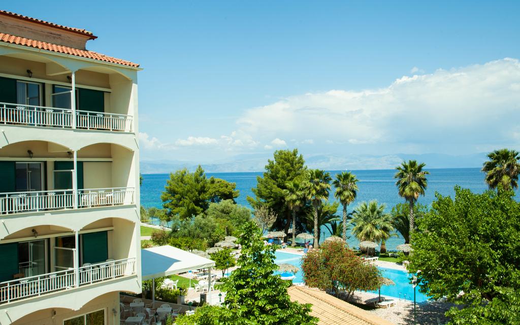 Вид на бассейн в Corfu Senses Resort или окрестностях