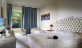 Кровать или кровати в номере Portes Beach Hotel
