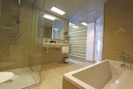 Ванная комната в Tonga Tower Design Hotel & Suites