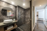 Ванная комната в Limanaki Beach Hotel & Suites