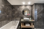 Ванная комната в Limanaki Beach Hotel & Suites