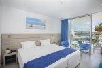 Кровать или кровати в номере Limanaki Beach Hotel & Suites