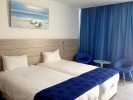 Кровать или кровати в номере Limanaki Beach Hotel & Suites