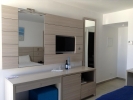 Телевизор и/или развлекательный центр в Limanaki Beach Hotel & Suites