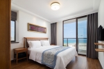Кровать или кровати в номере Aloha Oceanfront Suite Resort