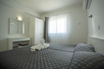 Кровать или кровати в номере Kapetanios Bay Hotel