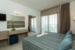 Кровать или кровати в номере Kapetanios Bay Hotel