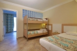 Двухъярусная кровать или двухъярусные кровати в номере Crystal Green Bay Resort & Spa