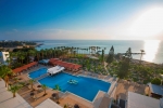 Вид на бассейн в Cavo Maris Beach Hotel или окрестностях