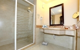 Ванная комната в Rehana Royal Beach Resort - Aquapark & Spa