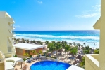 Вид на бассейн в Hotel NYX Cancun или окрестностях