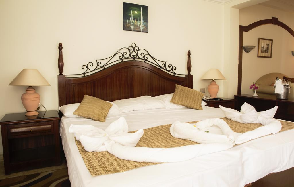 Отель Кровать или кровати в номере Cataract Layalina Naama Bay