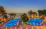 Вид на бассейн в Crystal Aura Beach Resort & Spa или окрестностях