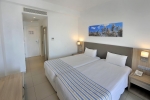 Кровать или кровати в номере Nissiana Hotel & Bungalows