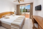Кровать или кровати в номере Sol Arona Tenerife