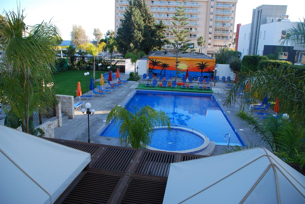 Вид на бассейн в The Caravel Hotel или окрестностях