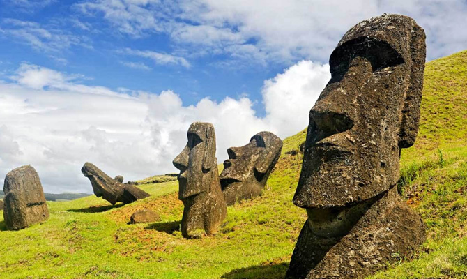 Знаменитые статуи на острове Пасхи разрушаются