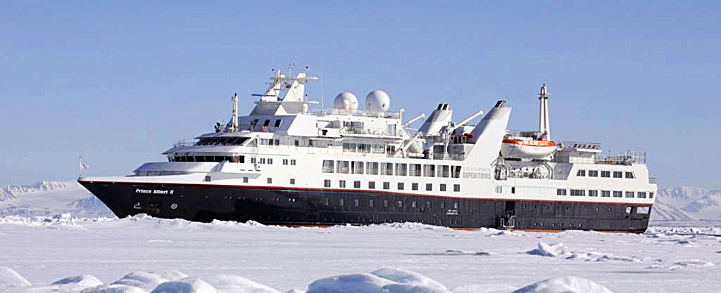 круизное судно в Антарктиде
