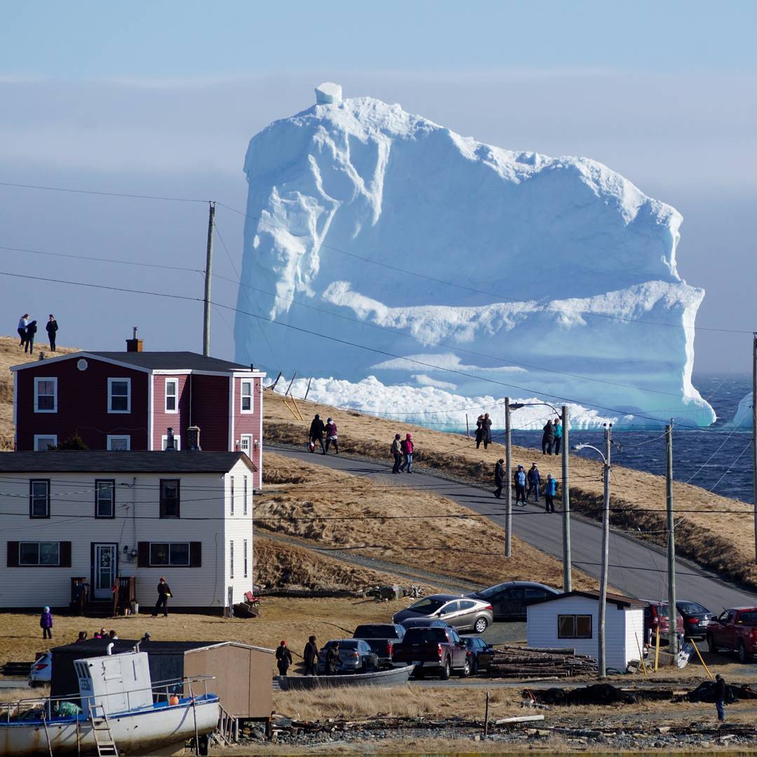 В канадскую деревню Ферриленд приплыл огромный айсберг