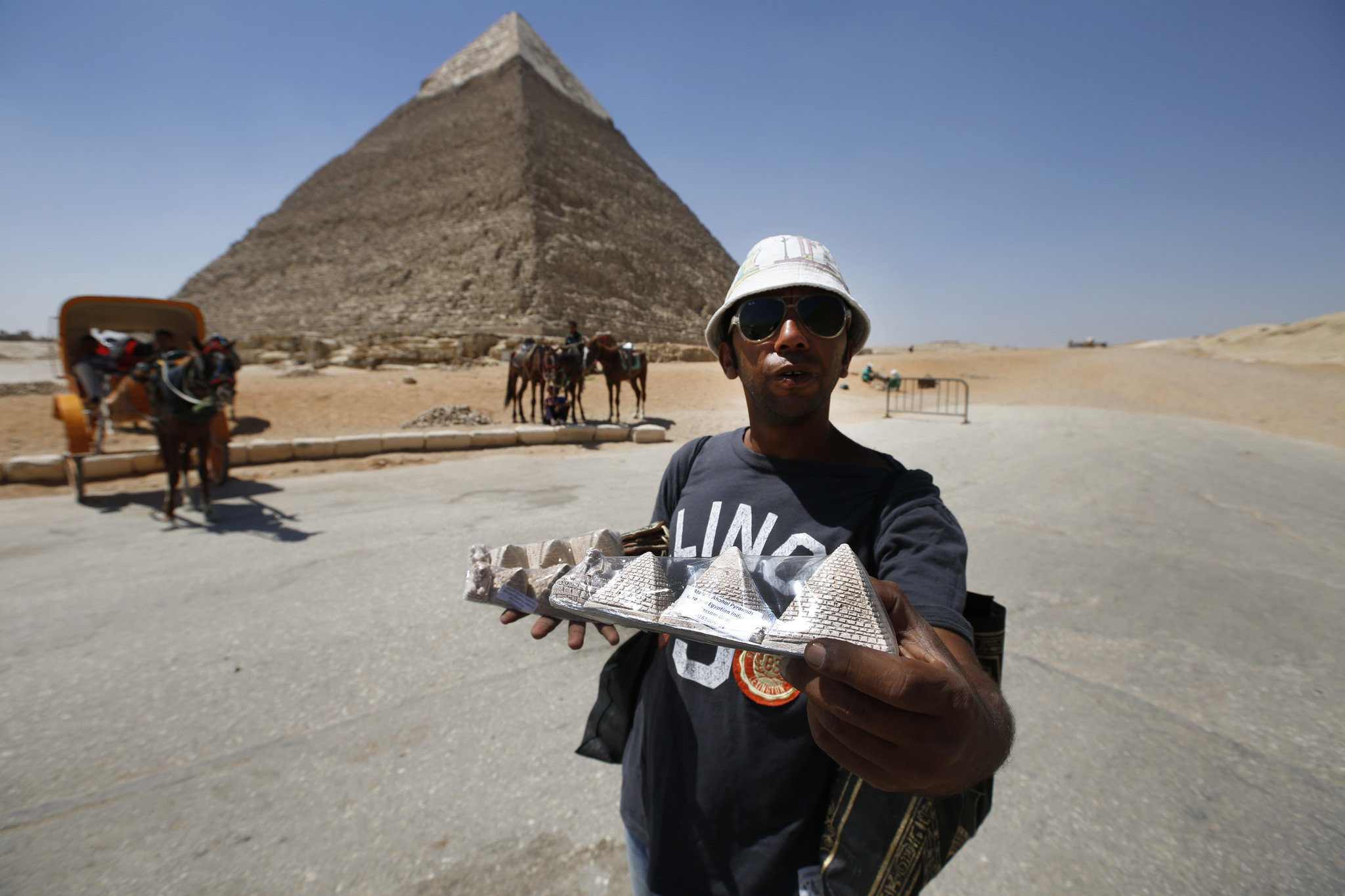 Почему он едет в египет. Пирамида Хеопса туристы. Торговцы в Египте. Туристы в Египте. Египет туризм.