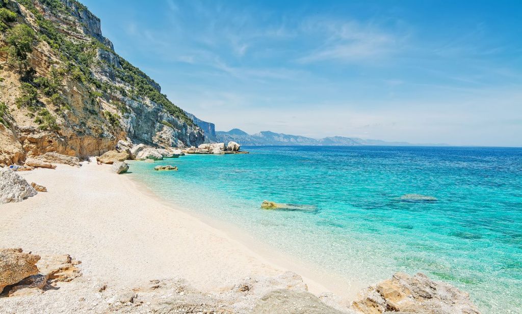 На пляжи Сардинии ограничивают доступ отдыхающим