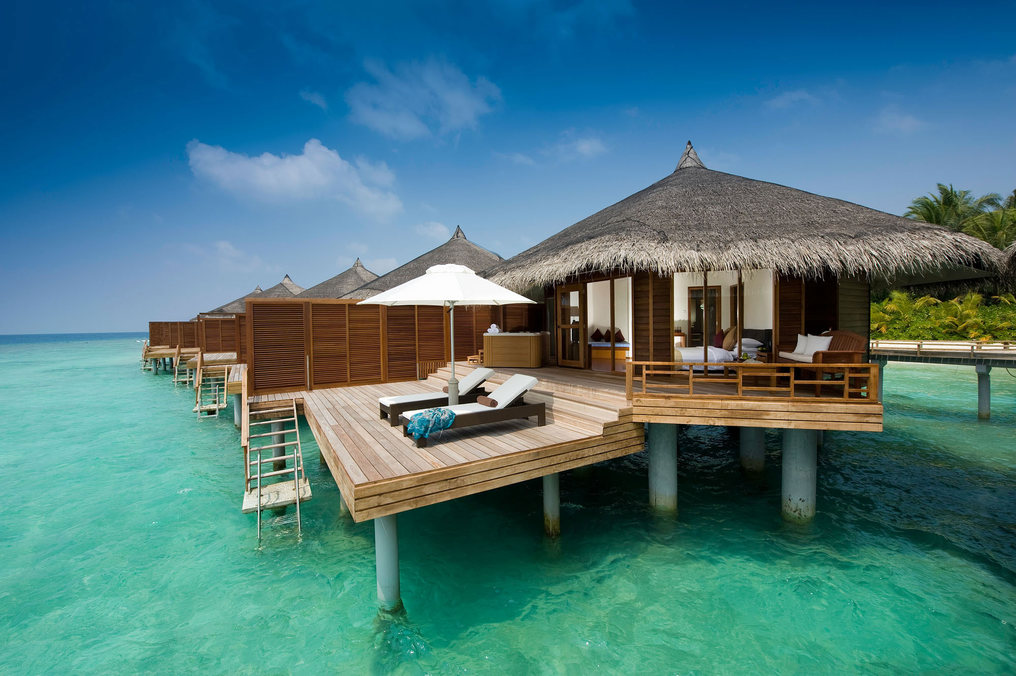Island вода. Мальдивы Курамати Исланд. Остров Канухура Мальдивы. Kuramathi Island Resort 4 Мальдивы. Отель на Мальдивах Kuramathi Maldives.