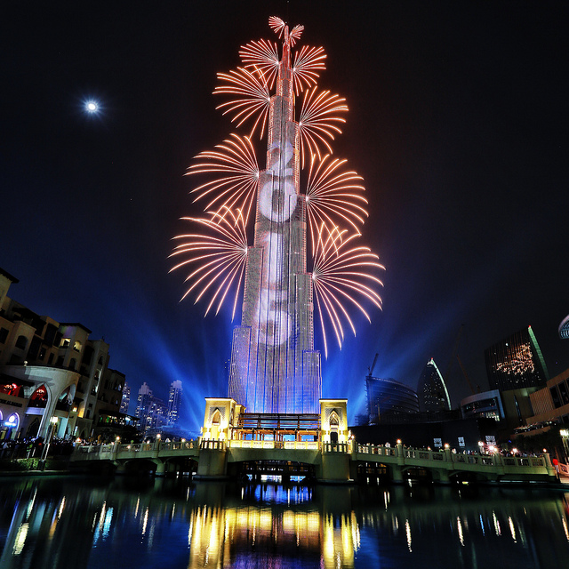 Грандиозный фейерверк у высочайшего здания планеты башни «Бурдж Халифа» на Новый 2017 Год