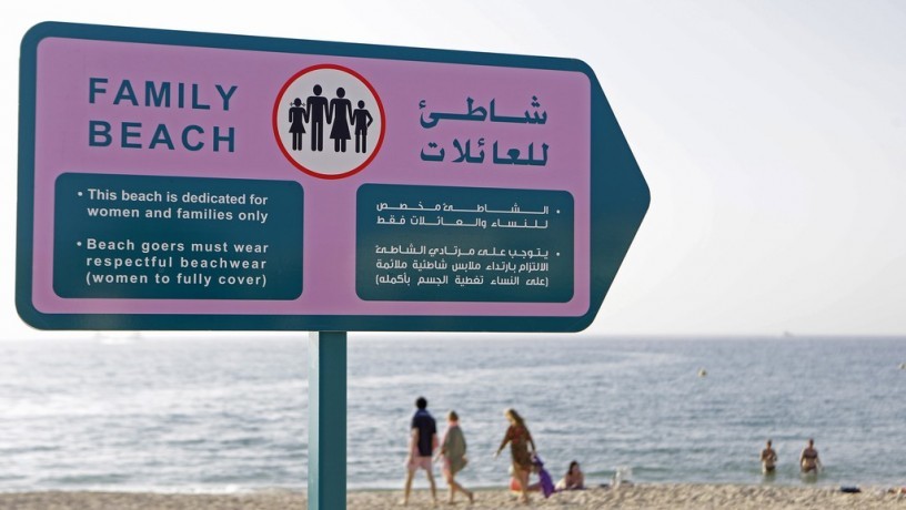 В Дубае пропали обозначения консервативных пляжей для семей